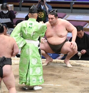  幕下優勝を決め勝ち名乗りをうける竜電(東スポWeb)