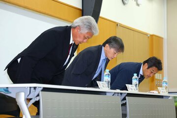 頭を下げる（左から）南部正司技術委員長、国分裕之専務理事、内藤拓也業務執行理事
