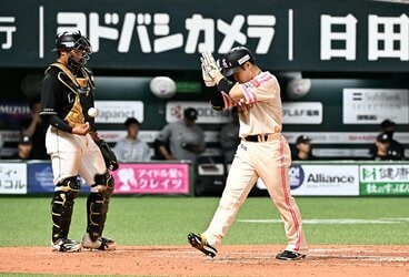 ３回に先制２ランを放ち、亡くなった兄へ手を合わせてホームインしたソフトバンク・近藤健介(右)