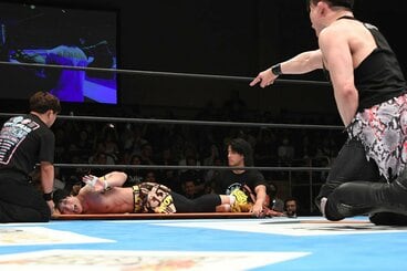 試合後笑顔で担架で運ばれるYOH