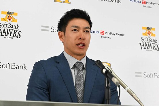 契約を更改し会見する柳田悠岐