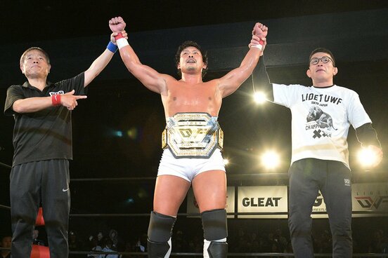 ＵＷＦ王座を防衛した中嶋勝彦。右は青木真也