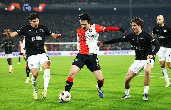 フェイエノールトのＦＷ上田綺世(中)は得点ランクトップながら、今年に入って欠場が急増している（ロイター）