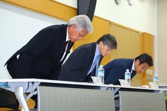 頭を下げる(左から)南部正司技術委員長、国分裕之専務理事、内藤拓也業務執行理事