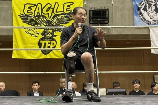 講演を行う谷津嘉章(日本障がい者レスリング連盟提供)