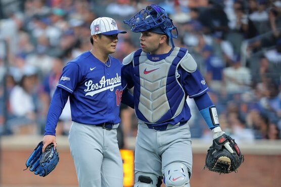 山本由伸(左)とダルトン・ラッシング（ロイター）