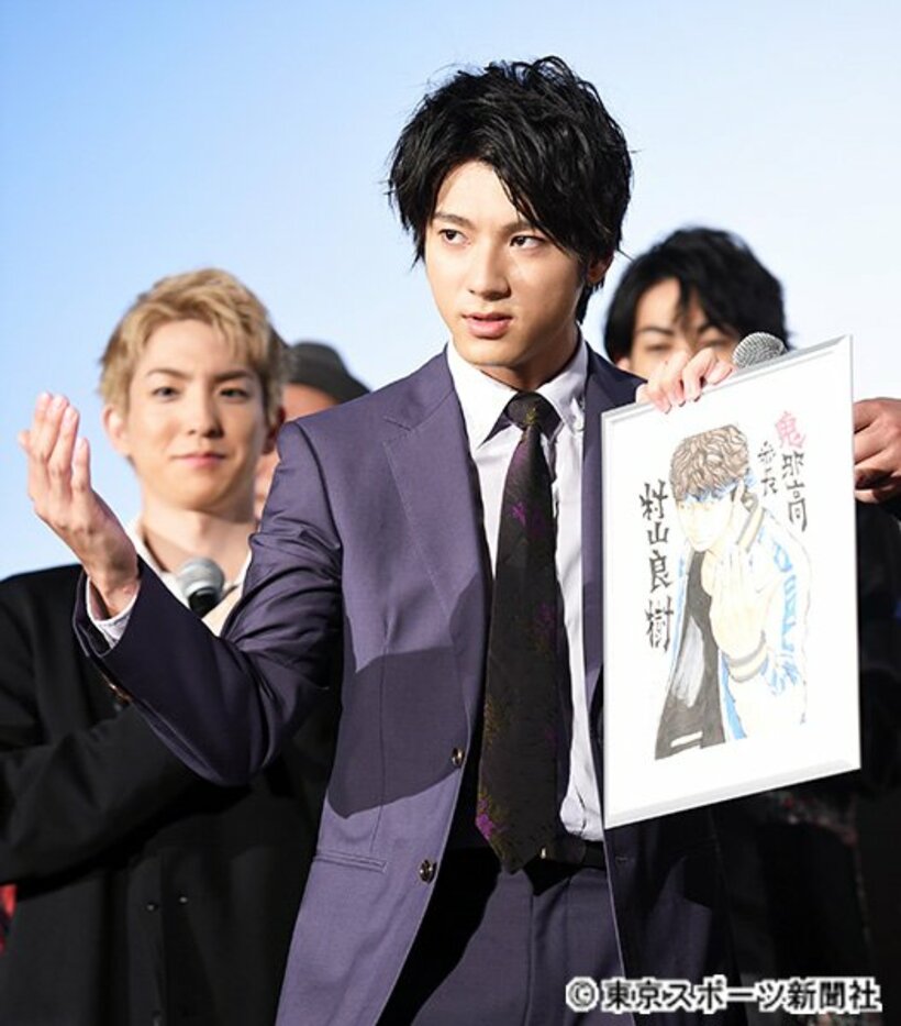  原画をプレゼントされ喜ぶ山田裕貴