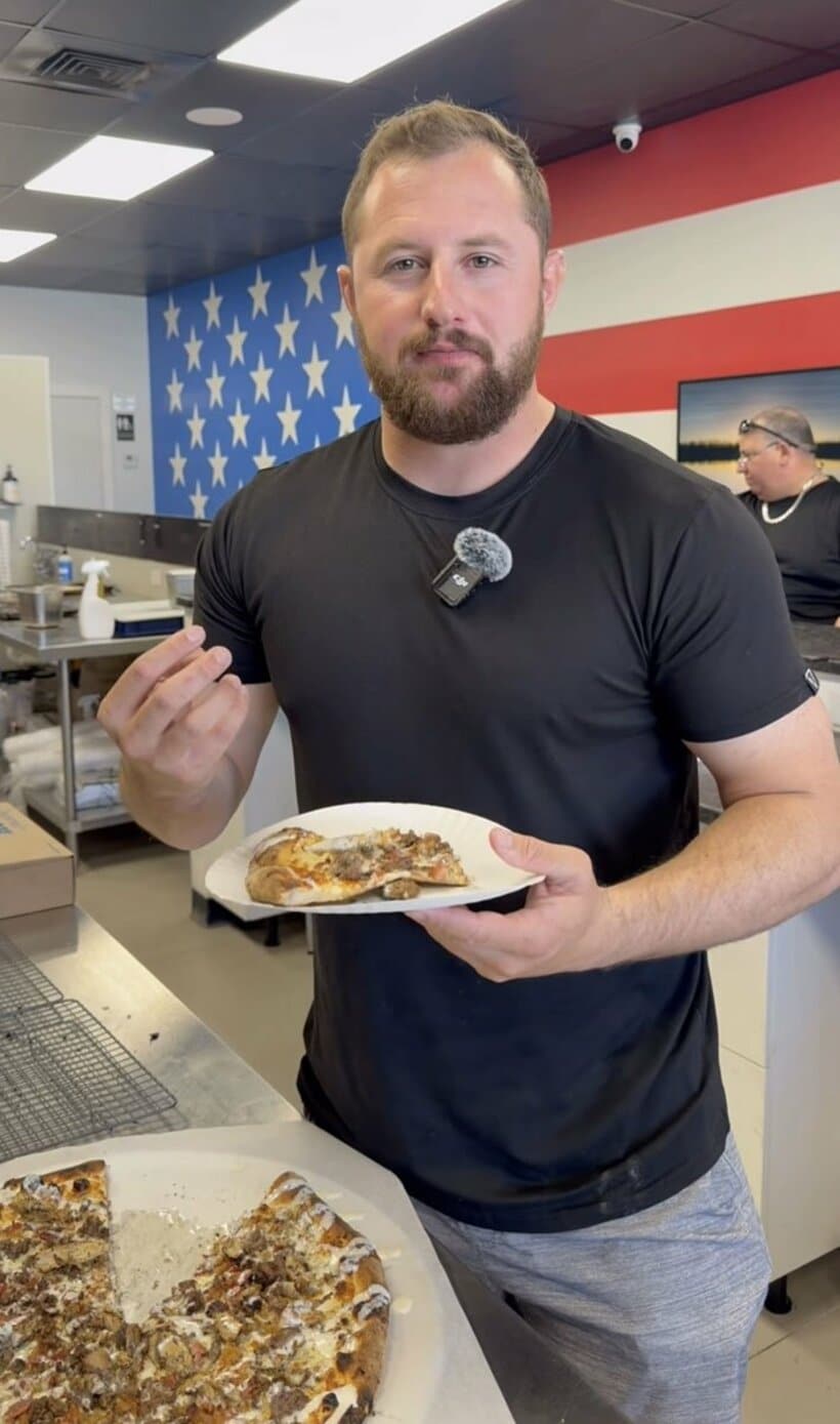イグアナピザを食べるライアン・イスキエルド氏（インスタグラムから）
