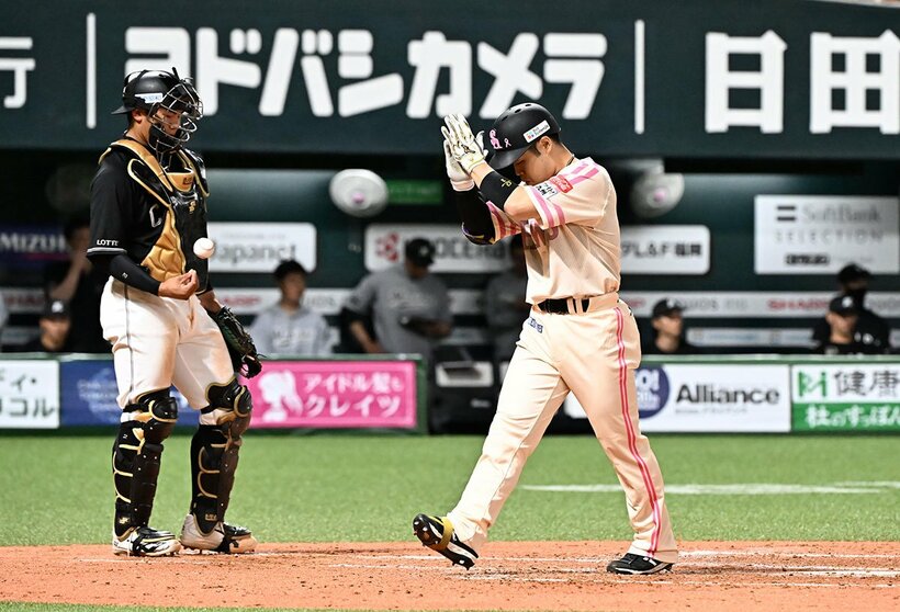 ３回に先制２ランを放ち、亡くなった兄へ手を合わせてホームインしたソフトバンク・近藤健介(右)