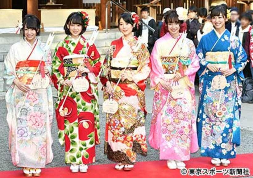 左から北野日奈子、堀未央奈、生田絵梨花、中元日芽香、斎藤ちはる