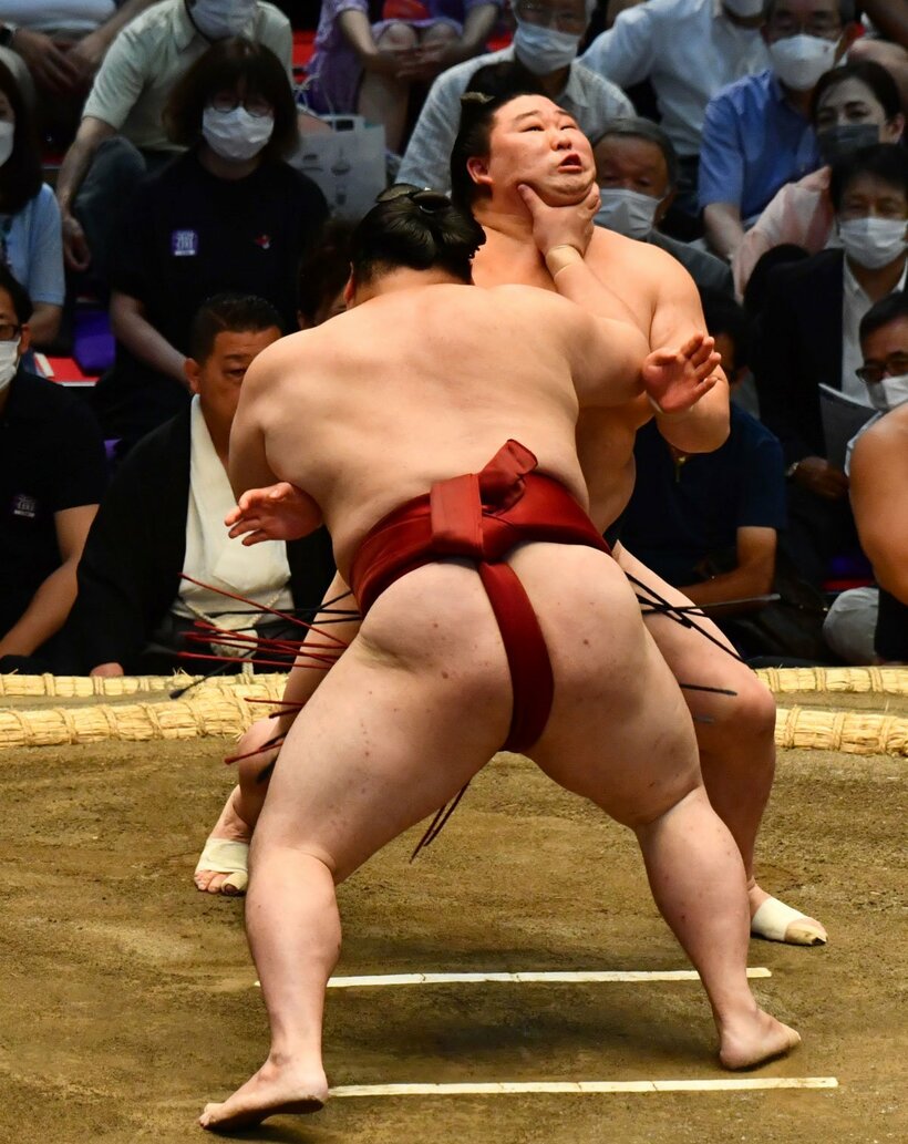  立ち合いのノド輪で上体を起こされてしまった正代（東スポWeb）