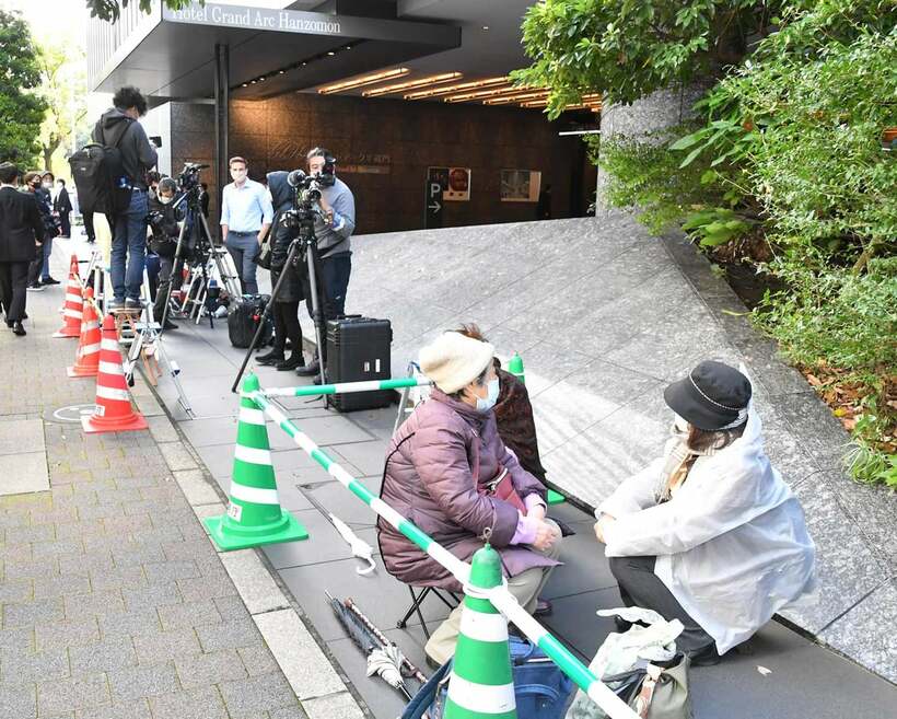  会見場のホテルに駆け付けた皇室ファンの女性たち(東スポWeb)