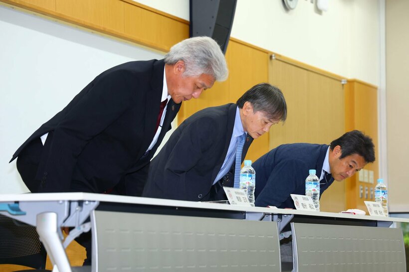 頭を下げる（左から）南部正司技術委員長、国分裕之専務理事、内藤拓也業務執行理事