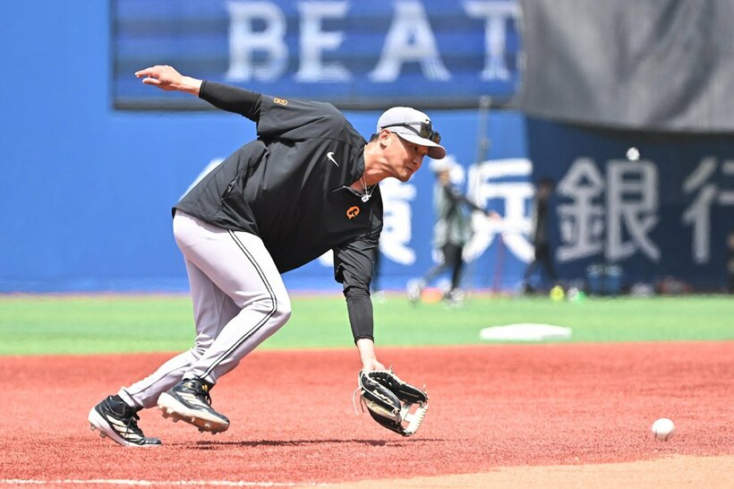 守備練習する吉川尚輝