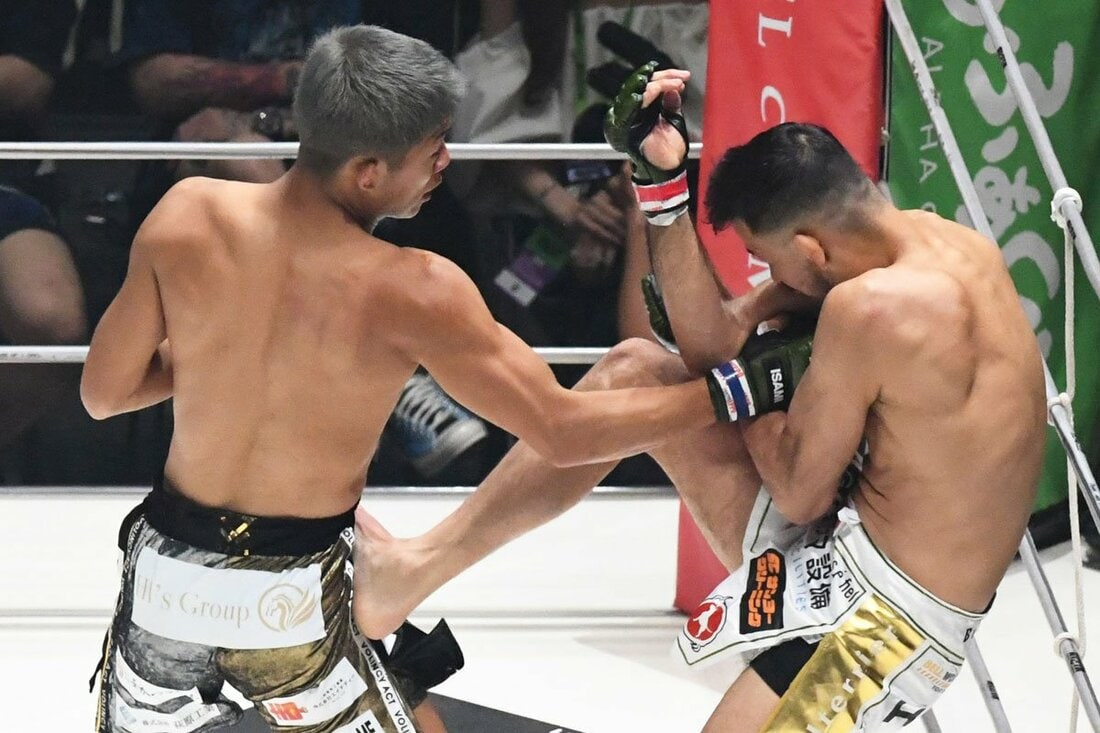 2R以降は左を使わず、クレベル・コイケ(右)を追い詰めた秋元強真
