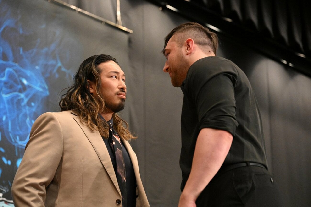 にらみ合う辻陽太(左)とカラム・ニューマン(新日本プロレス提供)