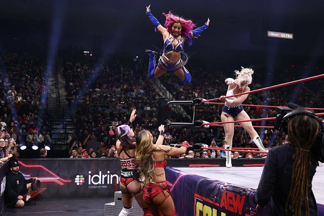 トニー・ストーム(右)のアシストで場外へクロスボディー弾を放つ白川未奈（©All Elite Wrestling）