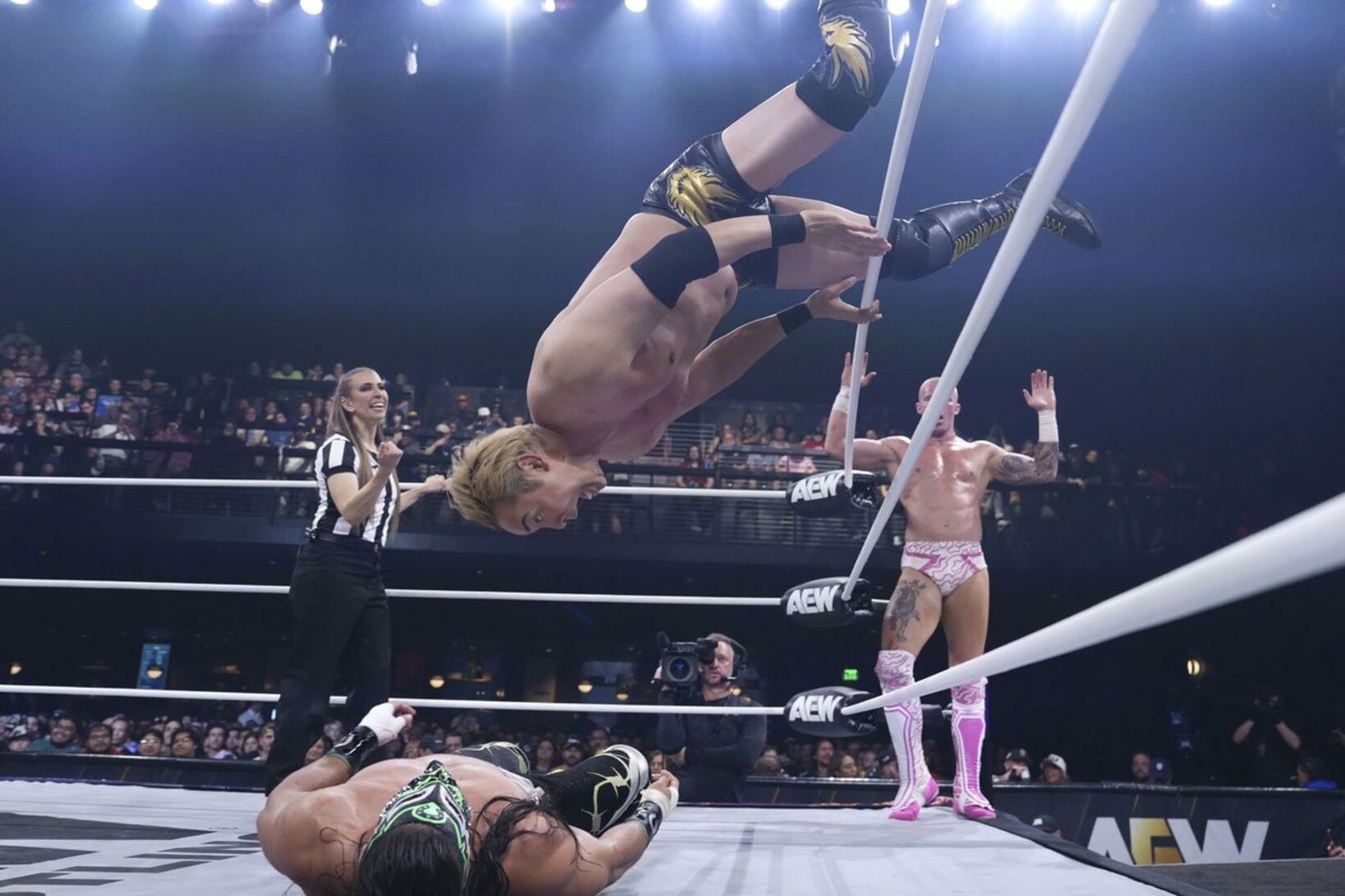 オカダ・カズチカ（上）はカイル・フレッチャー（奥）の見つめる前でバンディードにセントーン　（©All Elite Wrestling）