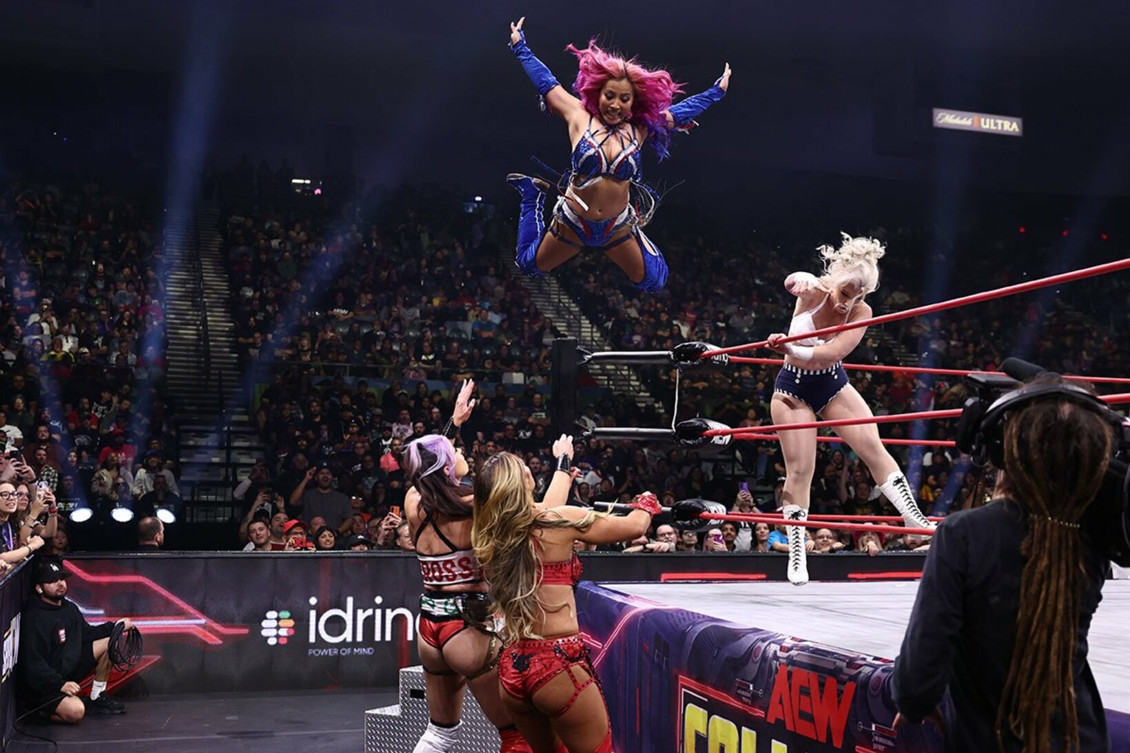 トニー・ストーム(右)のアシストで場外へクロスボディー弾を放つ白川未奈（©All Elite Wrestling）