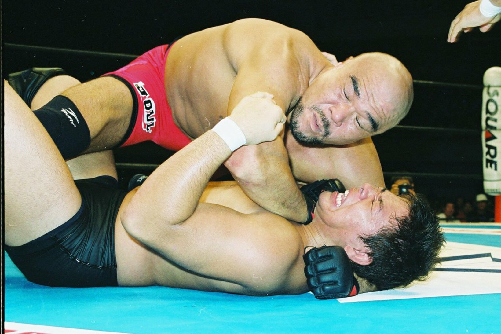 デビュー戦で安田忠夫さん(上)のギロチンチョークを食らう中邑真輔（2002年8月29日、日本武道館）