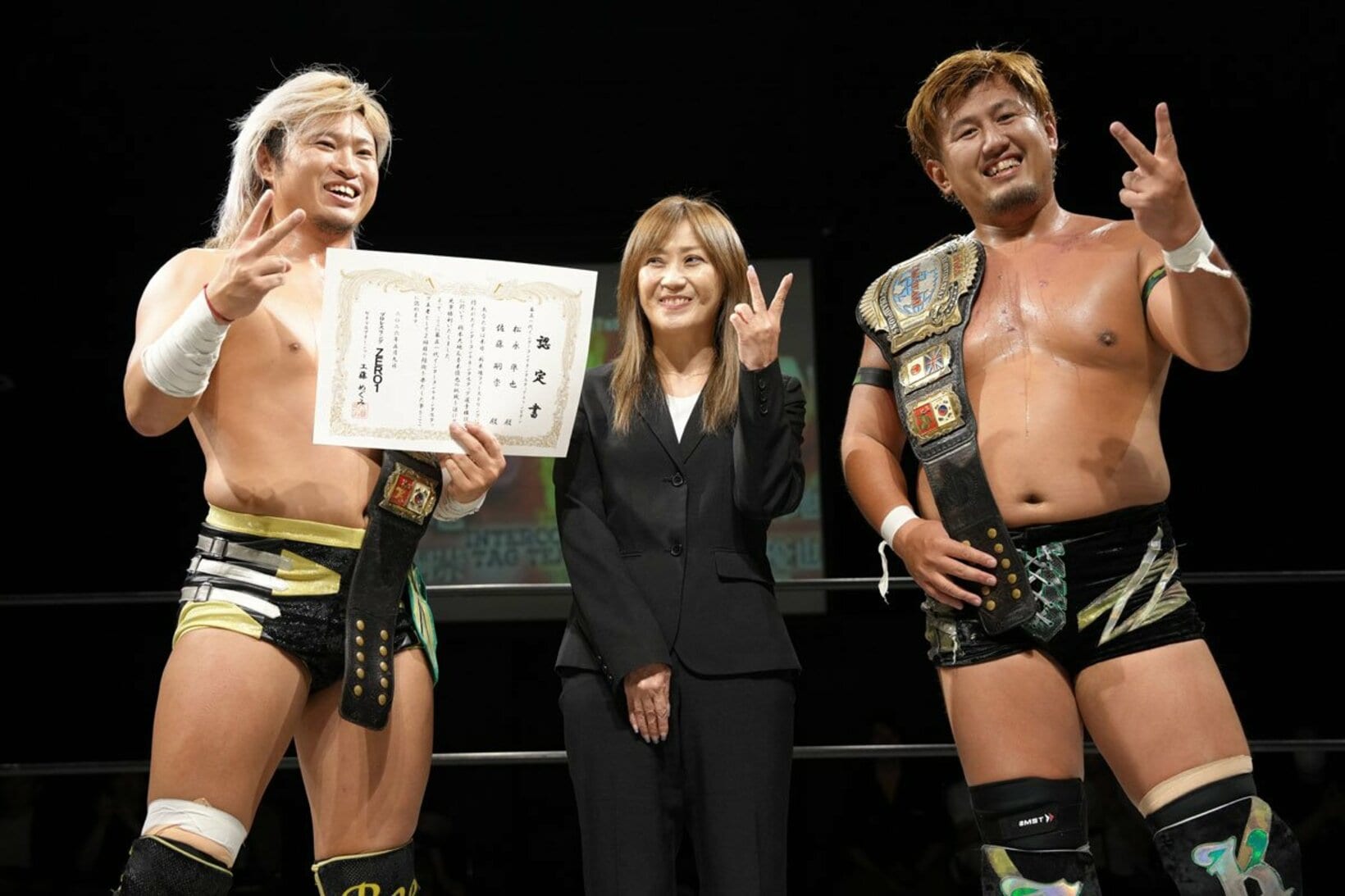 インターコンチタッグを防衛した松永準也(左)と佐藤嗣宗。中央は工藤めぐみGM（©博文社）