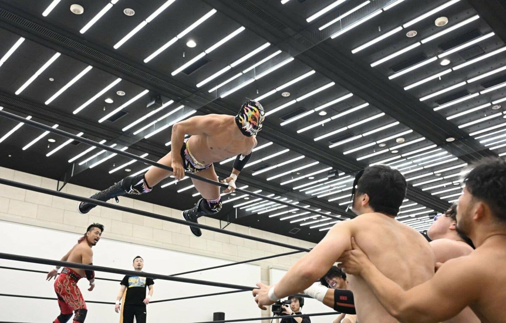 トぺ・コンヒーロを放つティタン