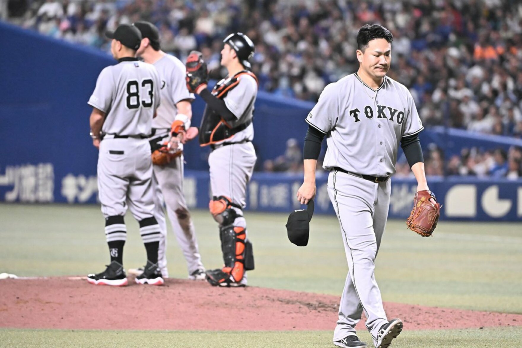 ６回、マウンドを降りた田中将大（右）