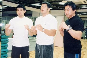 佐野（右）、高田（中）とともにポーズを取る桜庭（93年3月）