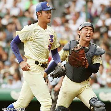  今夏の甲子園で話題を独占した奥川（左）と山瀬の星稜バッテリー