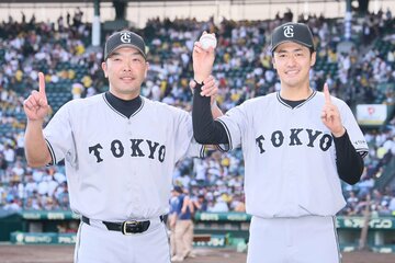 初勝利を挙げた西舘勇陽（右）と阿部慎之助監督