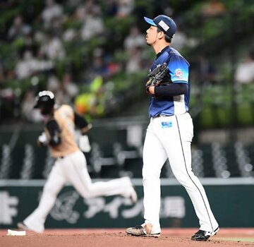  初回、日本ハム・中田（左）に２ランを浴びた西武・本田