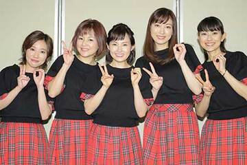  左から福田明日香、中澤裕子、安倍なつみ、飯田圭織、石黒彩