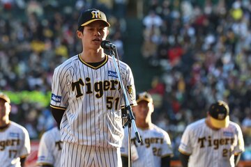 ファン感謝デーであいさつする中野拓夢新選手会長