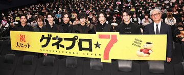 左から黒羽麻璃央、佐藤流司、和田雅成、三浦海里、荒牧慶彦、染谷俊之、高野洸、堤幸彦監督
