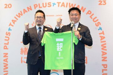 中華文化総会の李厚慶秘書長(左)