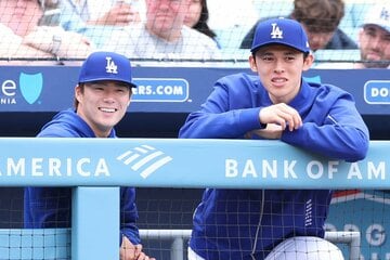 オリオールズ戦に先発予定のドジャース・佐々木朗希(右)と山本由伸