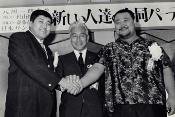鳴り物入りで入門した杉山（右）とマサ斎藤（左）。中央は八田一朗さん（６５年９月）