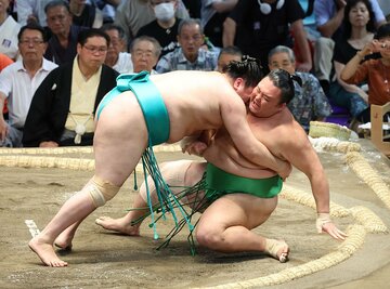 朝乃山(右)が左ヒザを負傷した2024年名古屋場所の一山本戦