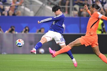 シュートを放つ上田綺世（左）