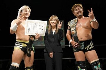インターコンチタッグを防衛した松永準也(左)と佐藤嗣宗。中央は工藤めぐみGM（©博文社）