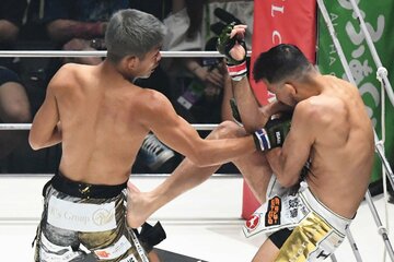 ２R以降は左を使わず、クレベル・コイケ(右)を追い詰めた秋元強真