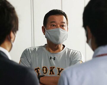  雨天中止となり記者の質問に答える原監督（球団提供）