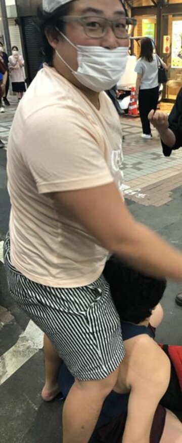 道路に転がる万引き犯を確保した元力士芸人のめっちゃ（キンボシ西田提供）
