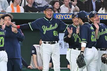全身で喜びを表現する池山監督