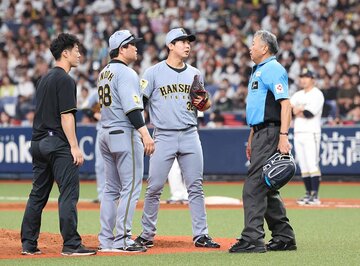 ７回、治療のためベンチに戻る阪神・畠世周(中央)