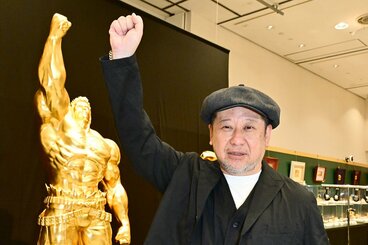 ラオウの黄金像とケンドーコバヤシ