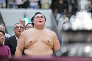 国歌斉唱で号泣する大の里(代表撮影)