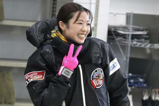 ピースサインする戸敷晃美