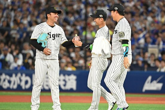 ２回、マウンドの村上（左）に駆け寄る近本（中）と大山