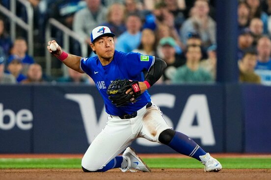 プレーで存在感を示す岡本和真（ロイター）